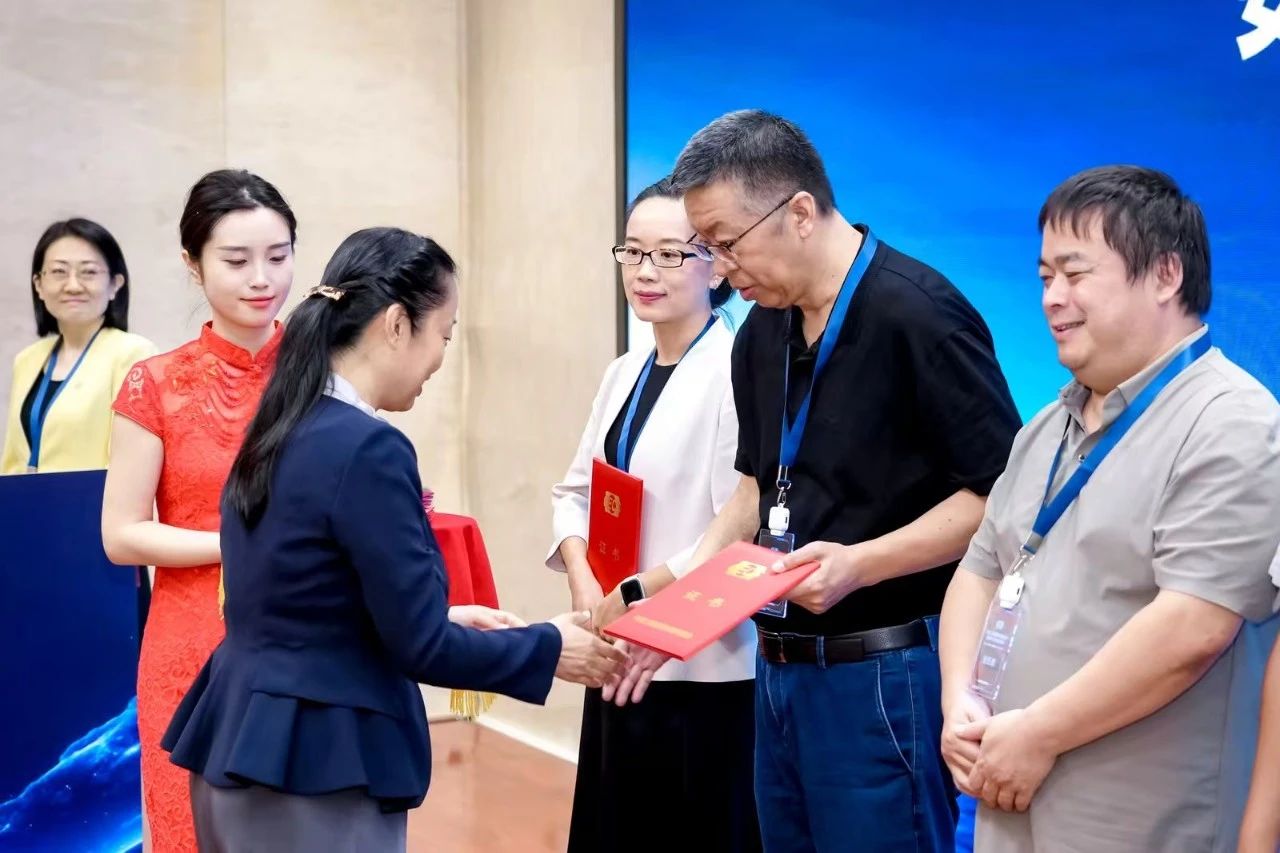 住房和城乡建设部标准定额司二级巡视员林岚岚为齐勇董事长分颁发副主任委员证书